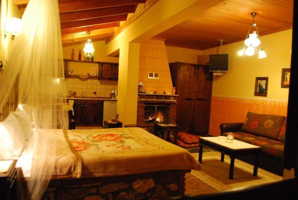 Tzivaeri Hotel Likodhrómion Екстериор снимка